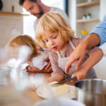 Cucinare con i bambini per fare famiglia